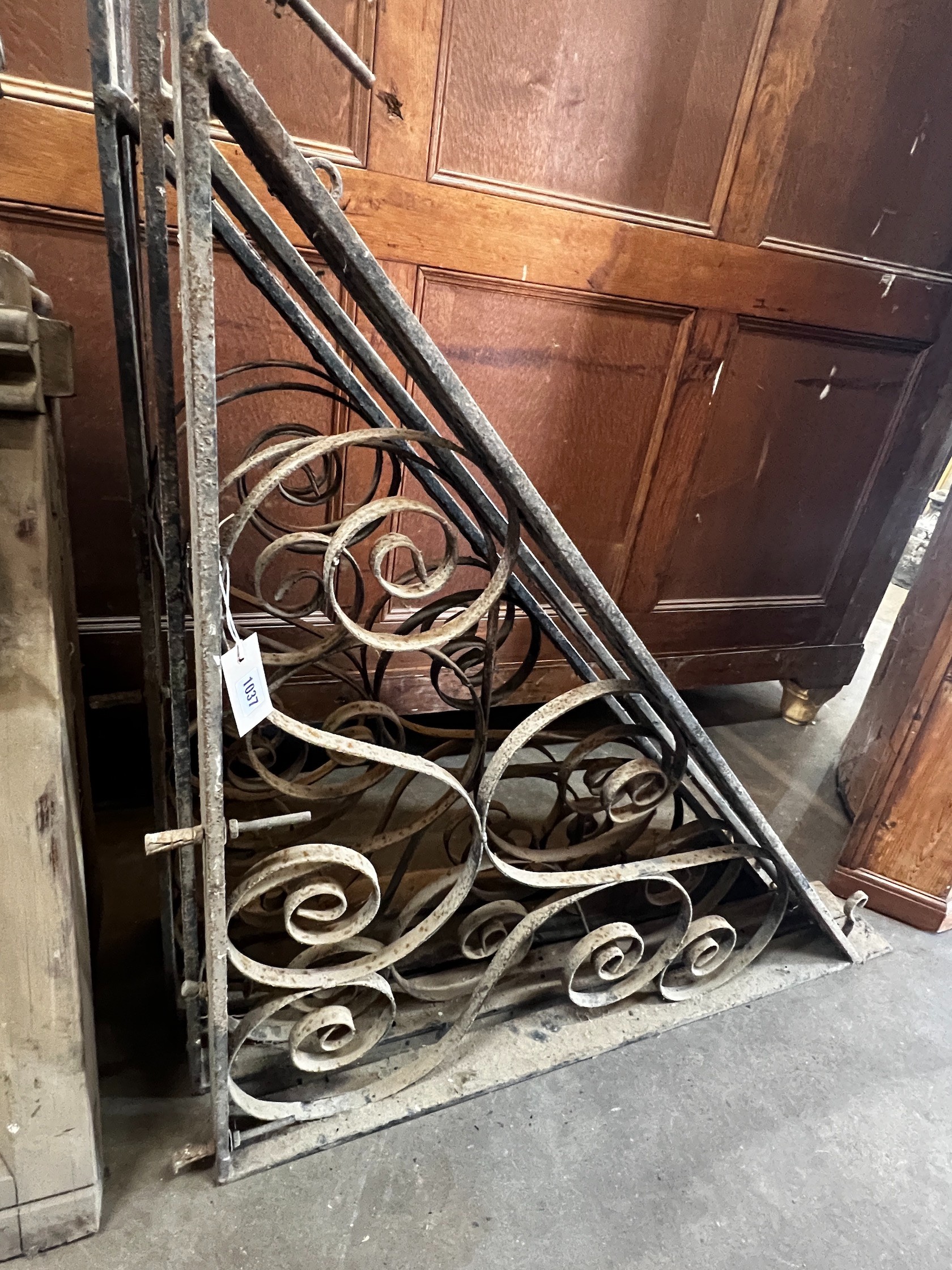 Four painted wrought iron balcony brackets, width 106cm height 108cm